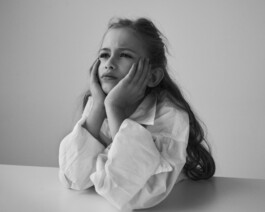 Kinderportrait im Studio klassisch und zeitlos in schwarz-weiß fotografiert von Patrick Saringer